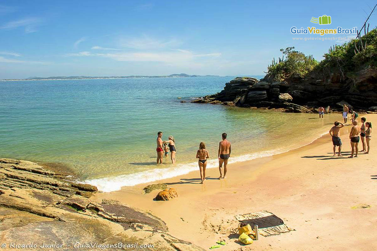 Imagem de família no lindo mar da Praia Azedinha.