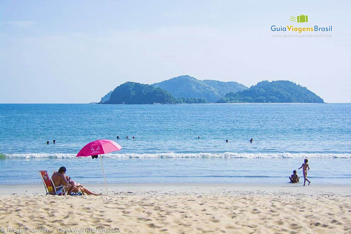 Imagem de família aproveitando um belo dia de sol na Praia Barra do Sahy.