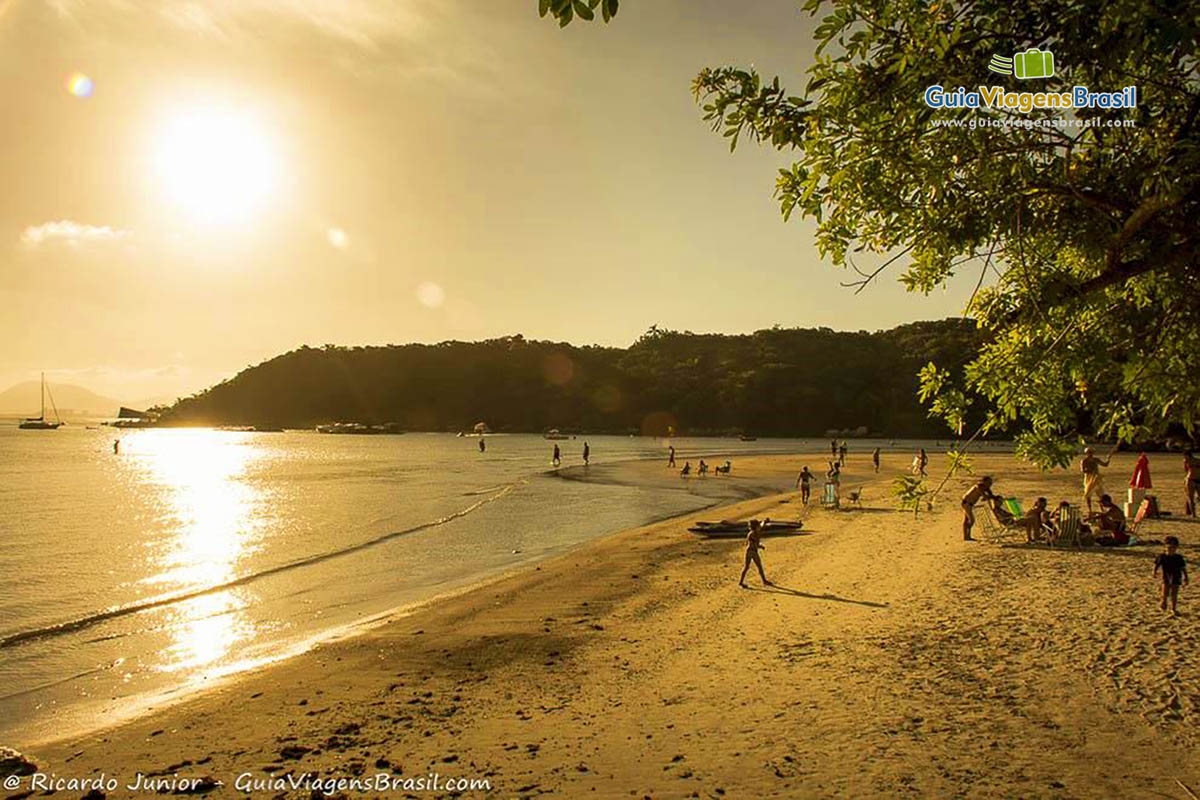 Imagem de família na Praia Caixa D Aço.