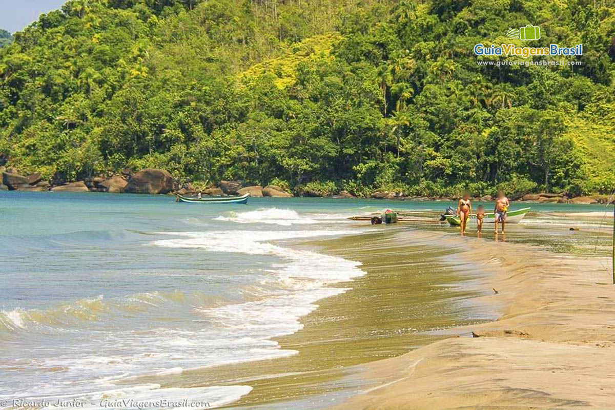 Imagem de família se divertindo na Praia de Castelhanos.