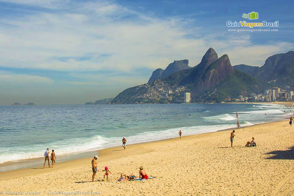 Imagem de uma família curtindo o belo dia de praia. 