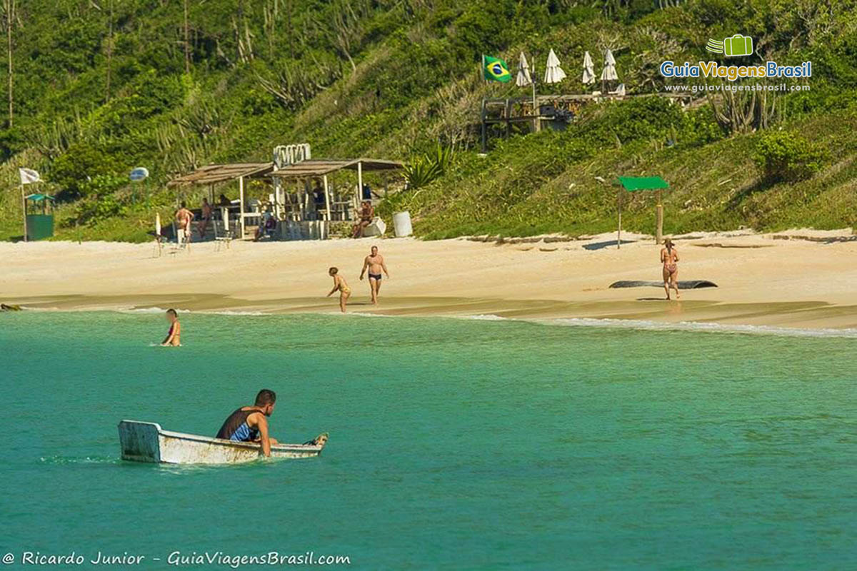 Imagem de famílias na Praia do Forno.