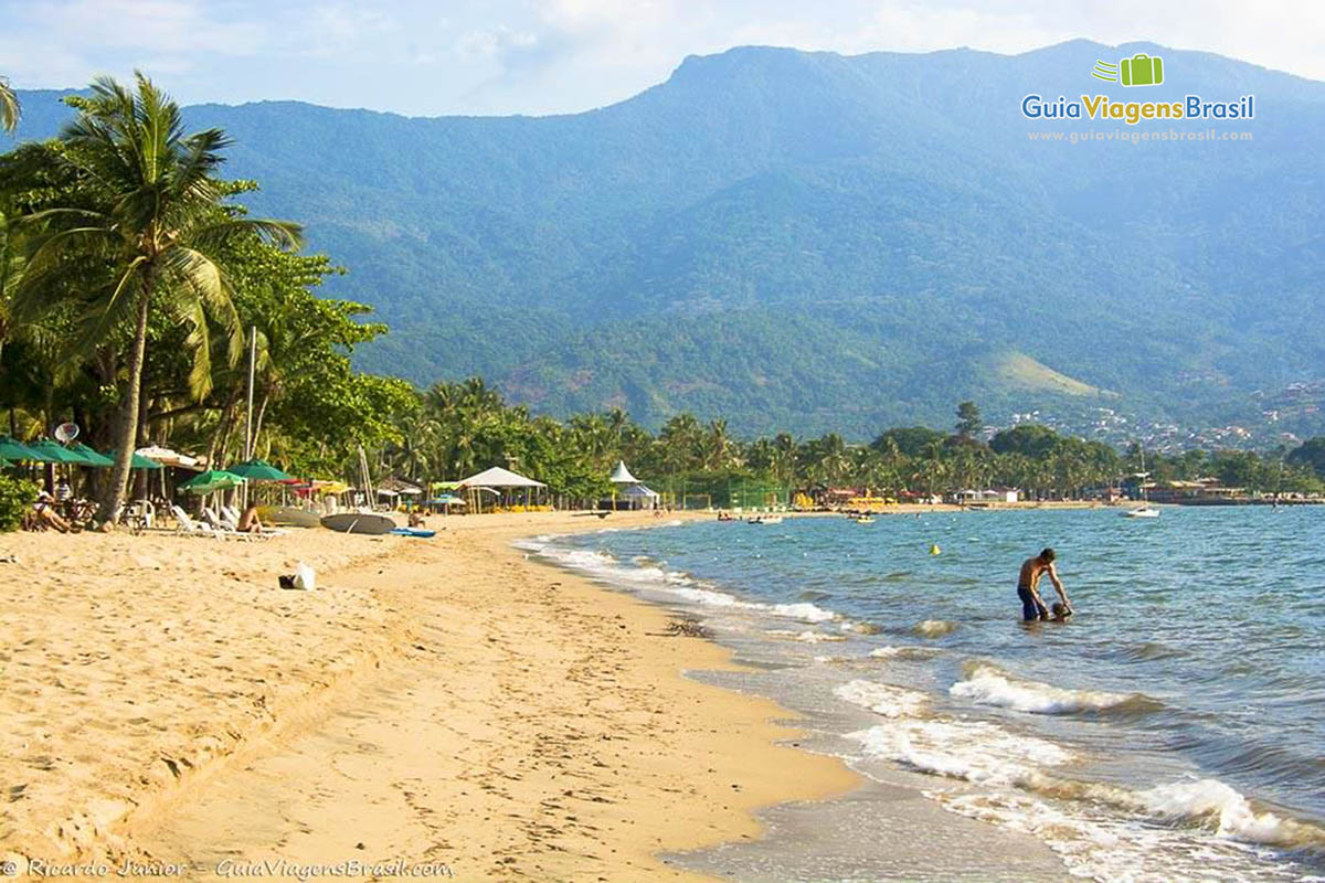 Imagem famílias na Praia Perequê.