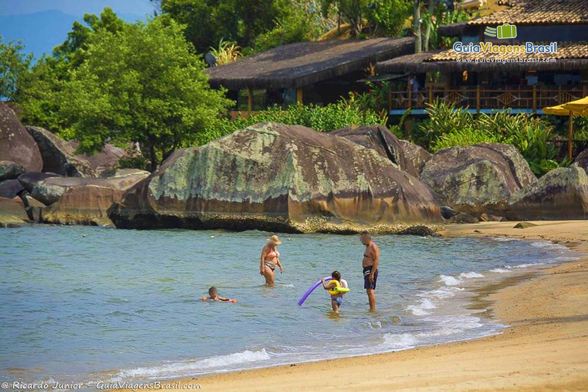 Imagem de linda família se divertindo na Praia do Sino.