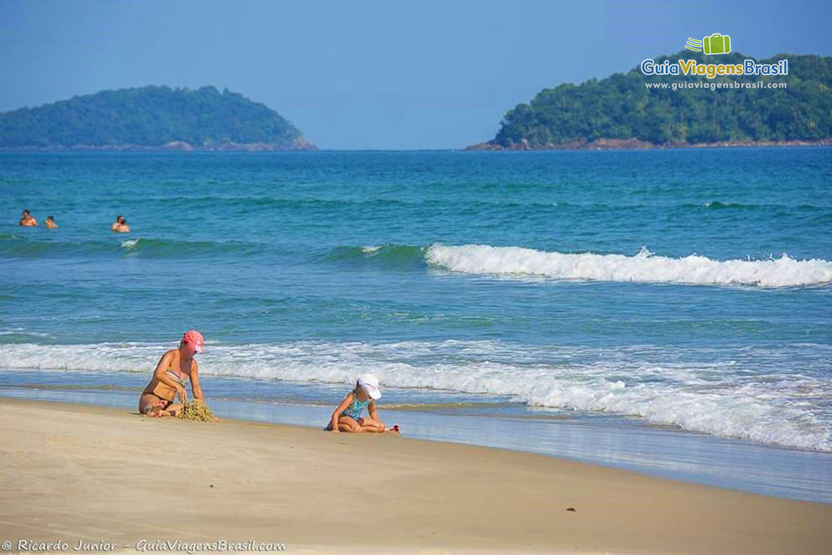 Imagem de um linda família na linda Praia Juquehy.