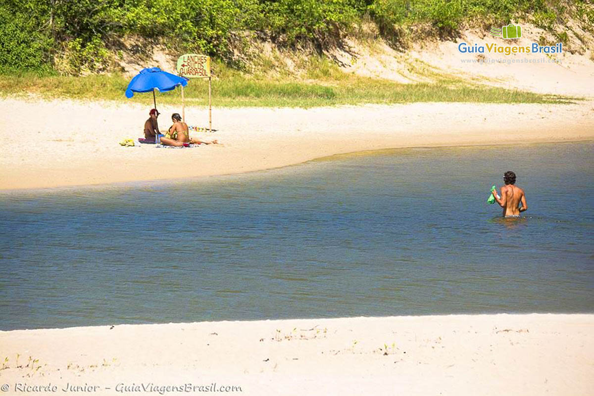 Imagem de uma família aproveitando dia de sol no lago. 