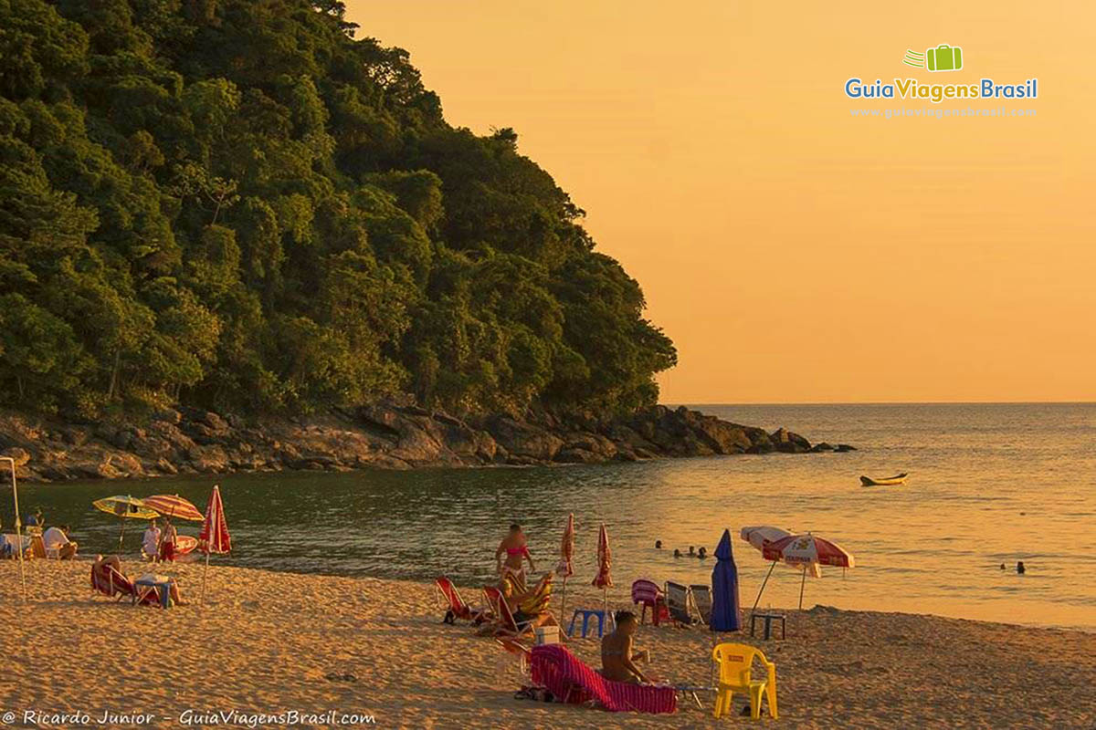 Imagem da família aproveitando o lindo dia na Praia Paúba.