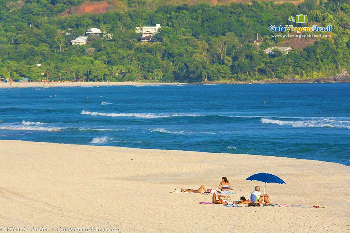 Imagem de famílias na Praia Maresias.