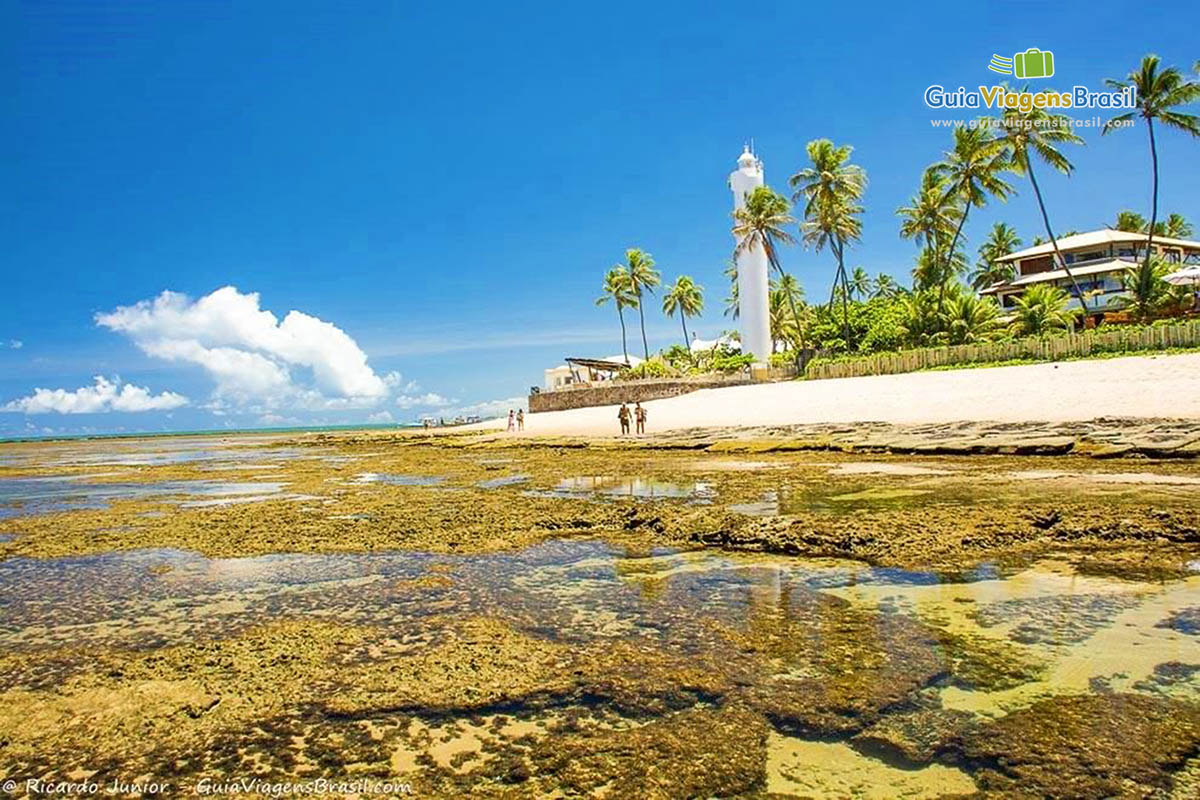 Imagem do farol na Praia do Forte.