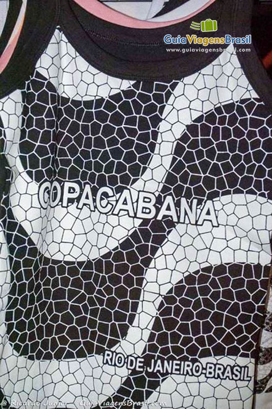 Imagem de uma blusa com desenho do calçadão de Copacabana.