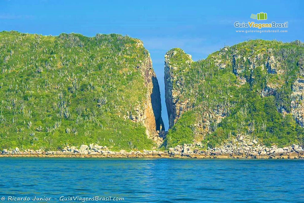 Imagem das fendas na pedras na Ilha do Farol, em Arraial do Cabo.