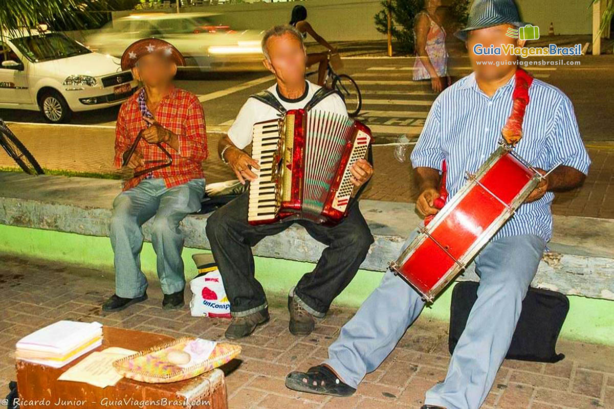 Imagem de músicos que se apresentam nas ruas de Maceió.