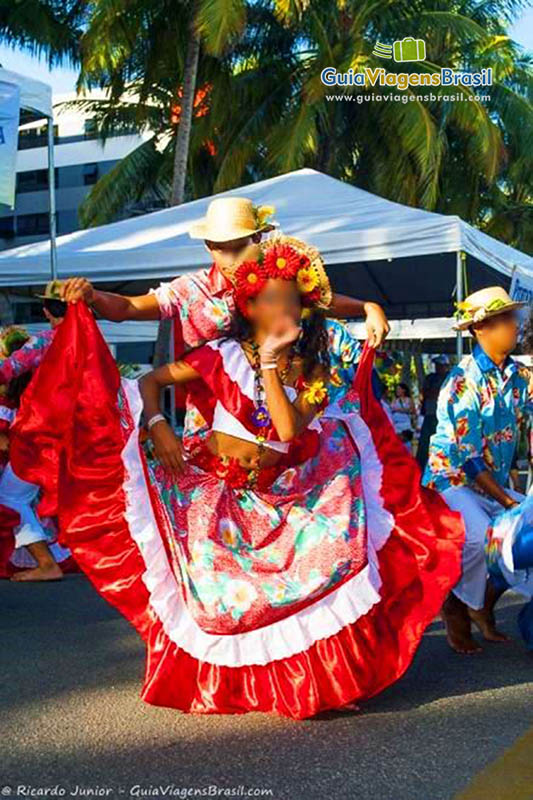 Imagem de uma menina com belo vestido rodado vermelho em Maceió.