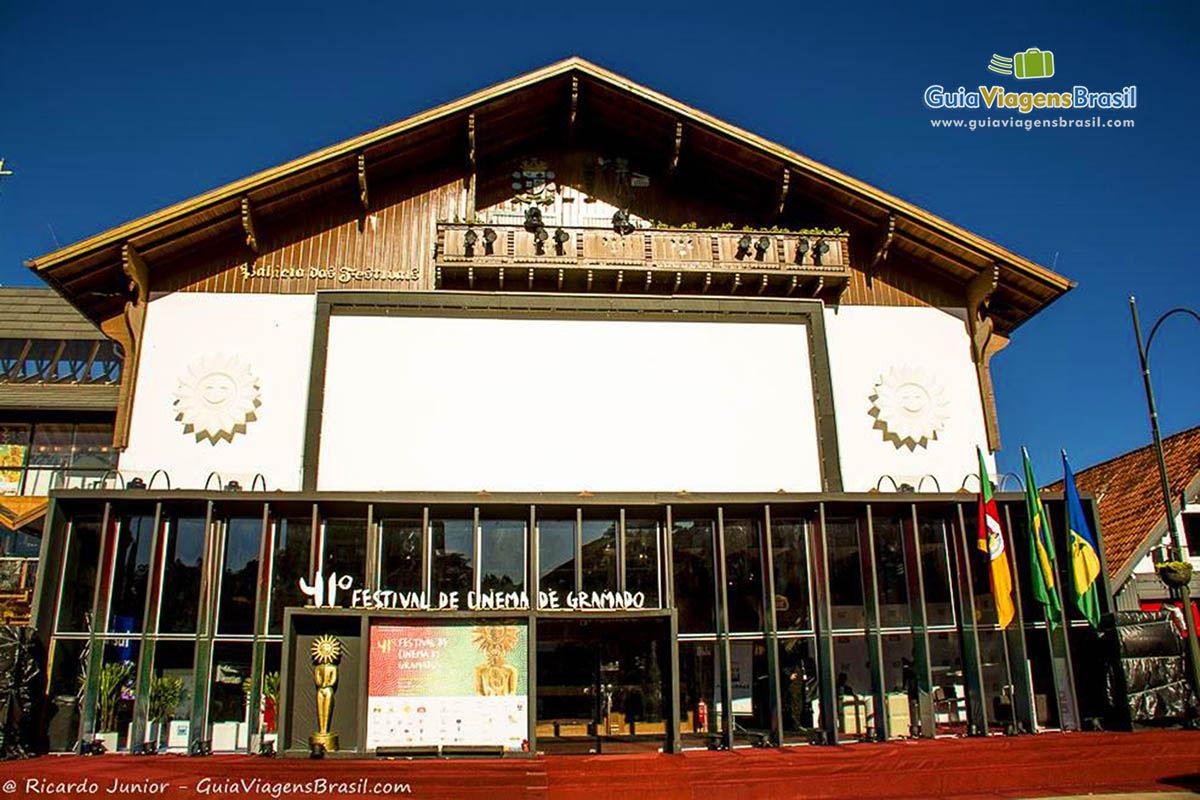 Imagem de dia do espaço onde ocorre o Festival de Cinema.