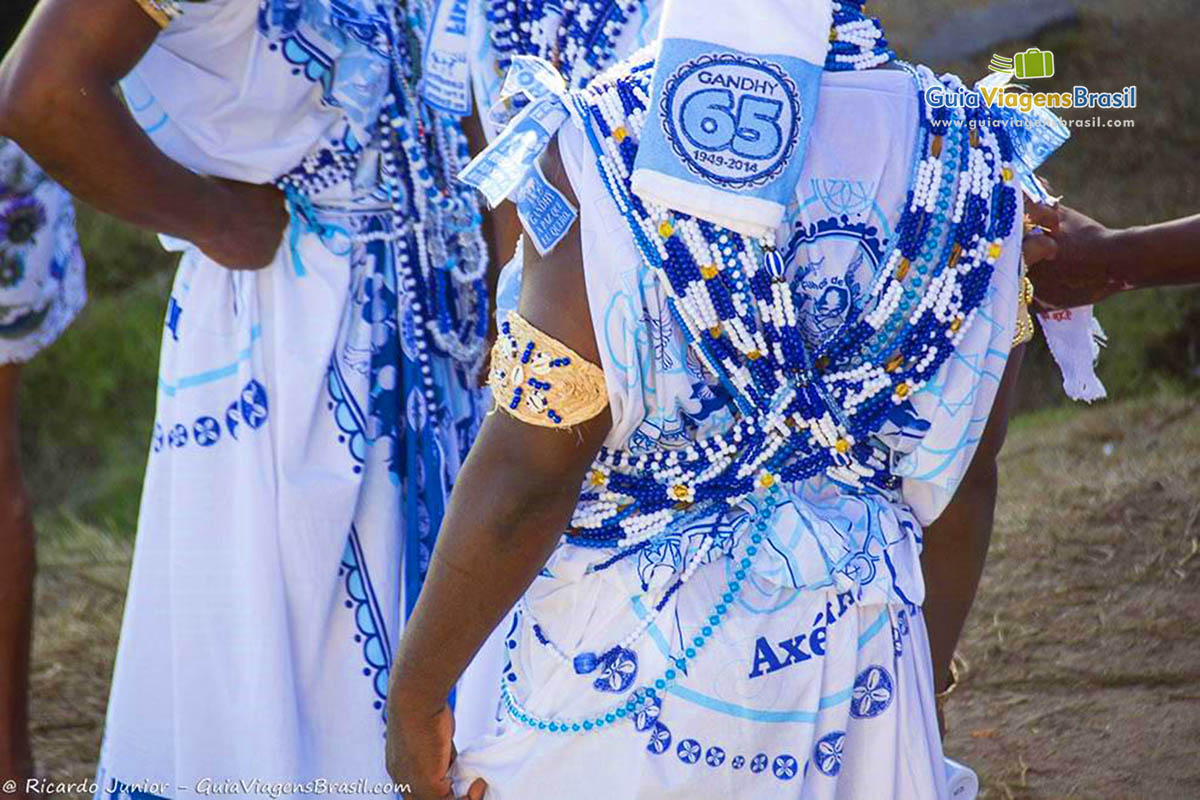 Imagem de pessoa com a roupa dos filhos de gandhy.