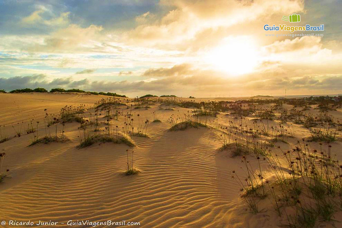 Imagem de lindo pôr do sol nas Dunas de Canoa Quebrada.