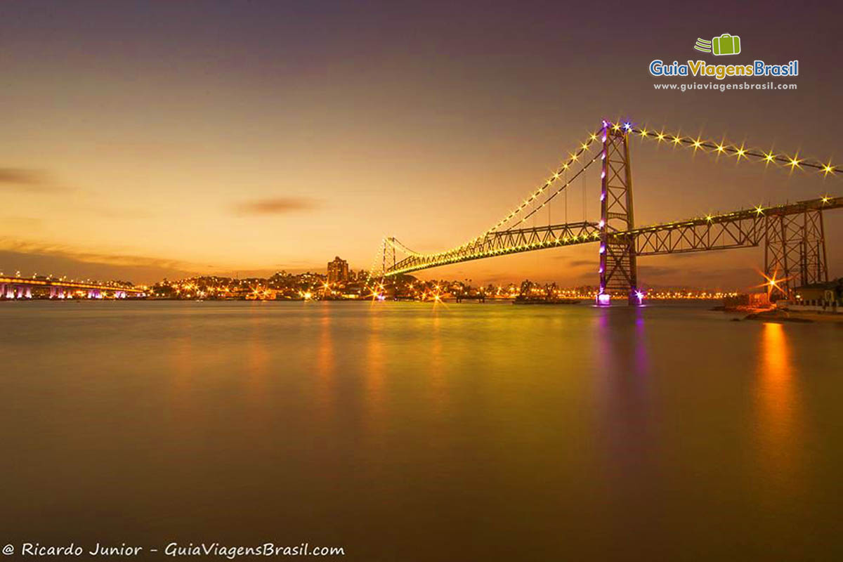 Imagem fim de tarde na Ponte Hercílio Luz em Florianópolis.