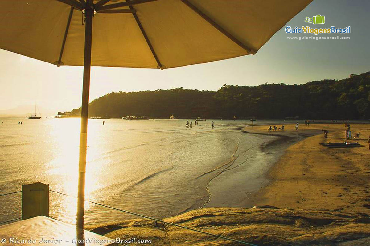 Imagem das belezas da Praia Caixa Daço, em Porto Belo.