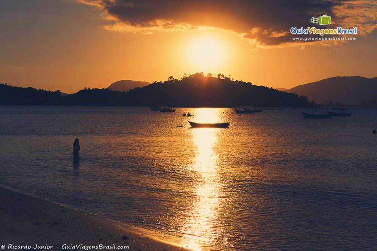 Imagem de um belo fim de tarde na Praia Central.