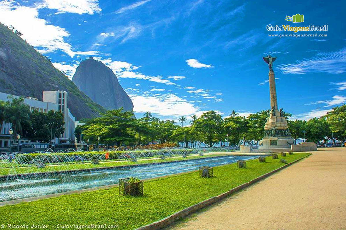 Imagem de um linda fonte e ao lado esquerdo o antigo Cassino da Urca.