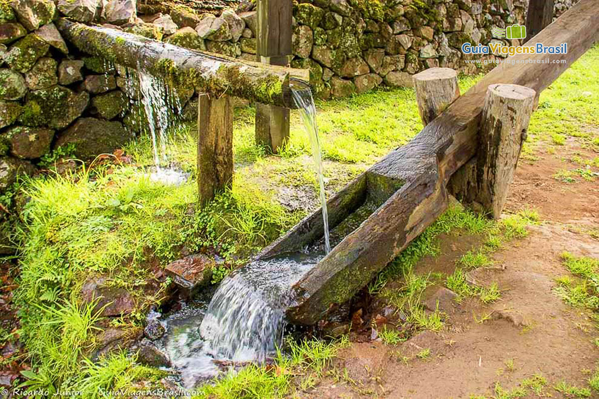 Imagem das águas caindo na madeira, era muito usada a força das águas.