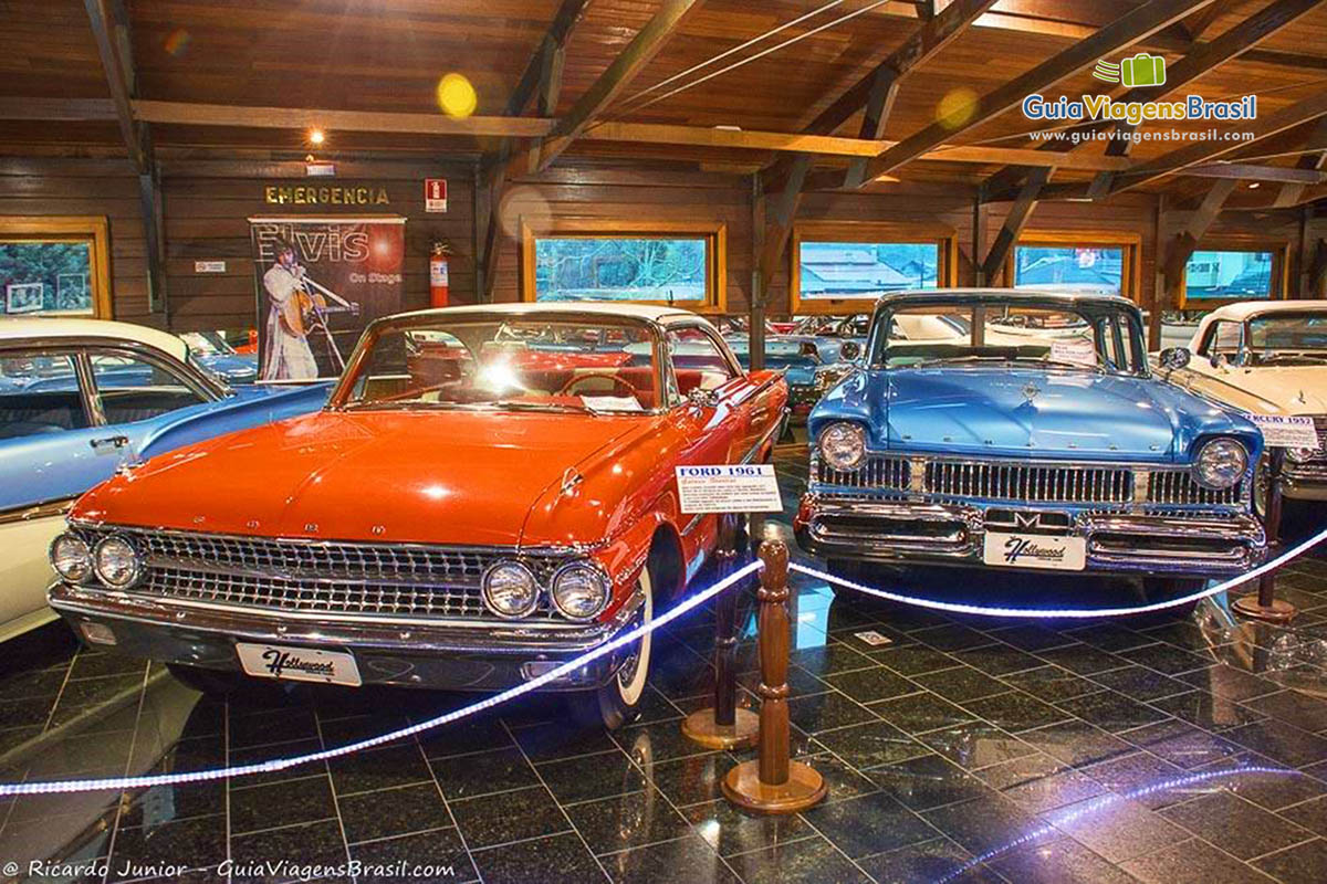 Imagem de carros da Ford do ano de 1961.