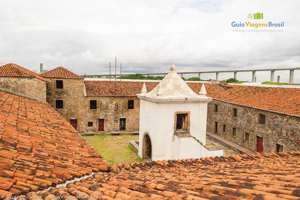 Imagem do Forte e no centro a Capela.