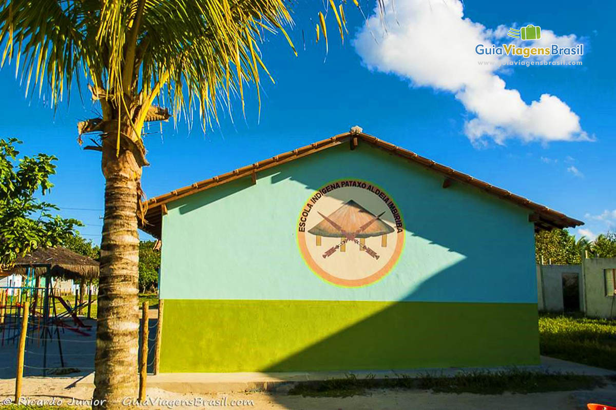 Imagem da fachada da escola de um aldeia indígena em Trancoso.