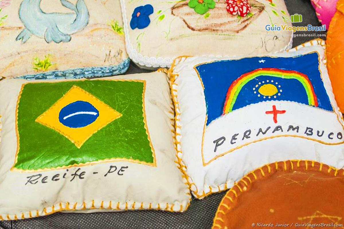 Artesanatos vendidos pelas ruas do centro histórico de Recife.