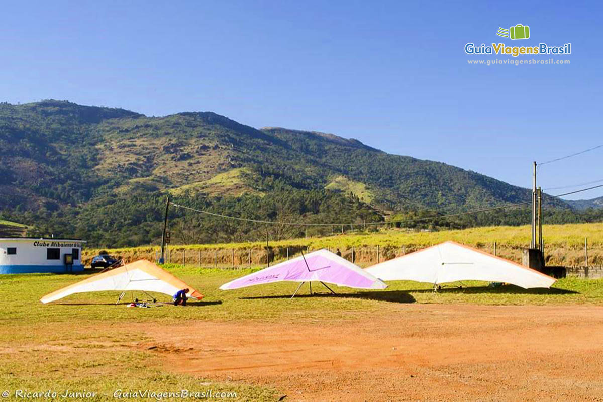 Imagem de asa delta na Pedra Grande, em Atibaia.