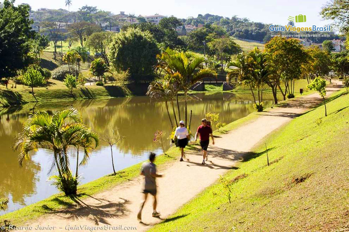 Imagem de uma das praças com lago que a cidade oferece para seus moradores e turistas, excelente para prática de esportes.