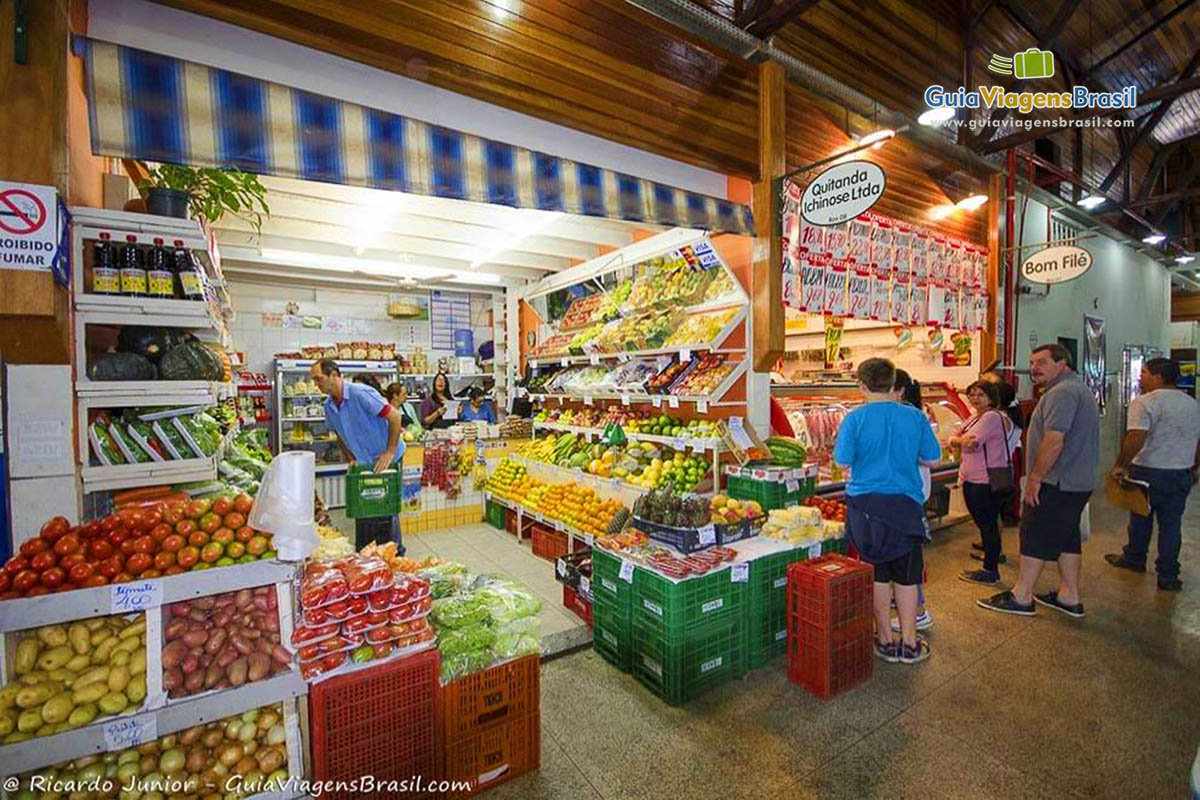 Imagem de um box do Mercado Municipal, na cidade de Atibaia.