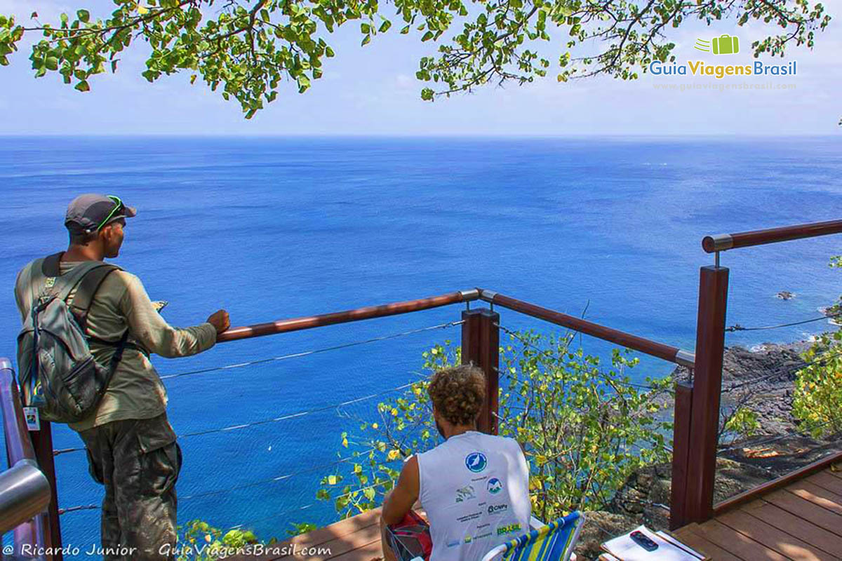 Imagem da vista do mirante da Baía dos Golfinhos, em Fernando de Noronha, Pernambuco, Brasil.