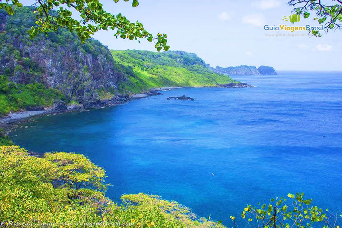 Imagem aérea da Baía dos Golfinhos, em Fernando de Noronha, Pernambuco, Brasil.