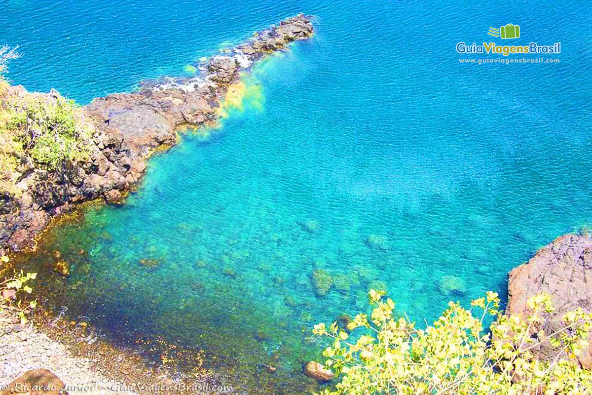 Imagem das águas cristalinas da Baía dos Golfinhos, em Fernando de Noronha, Pernambuco, Brasil.