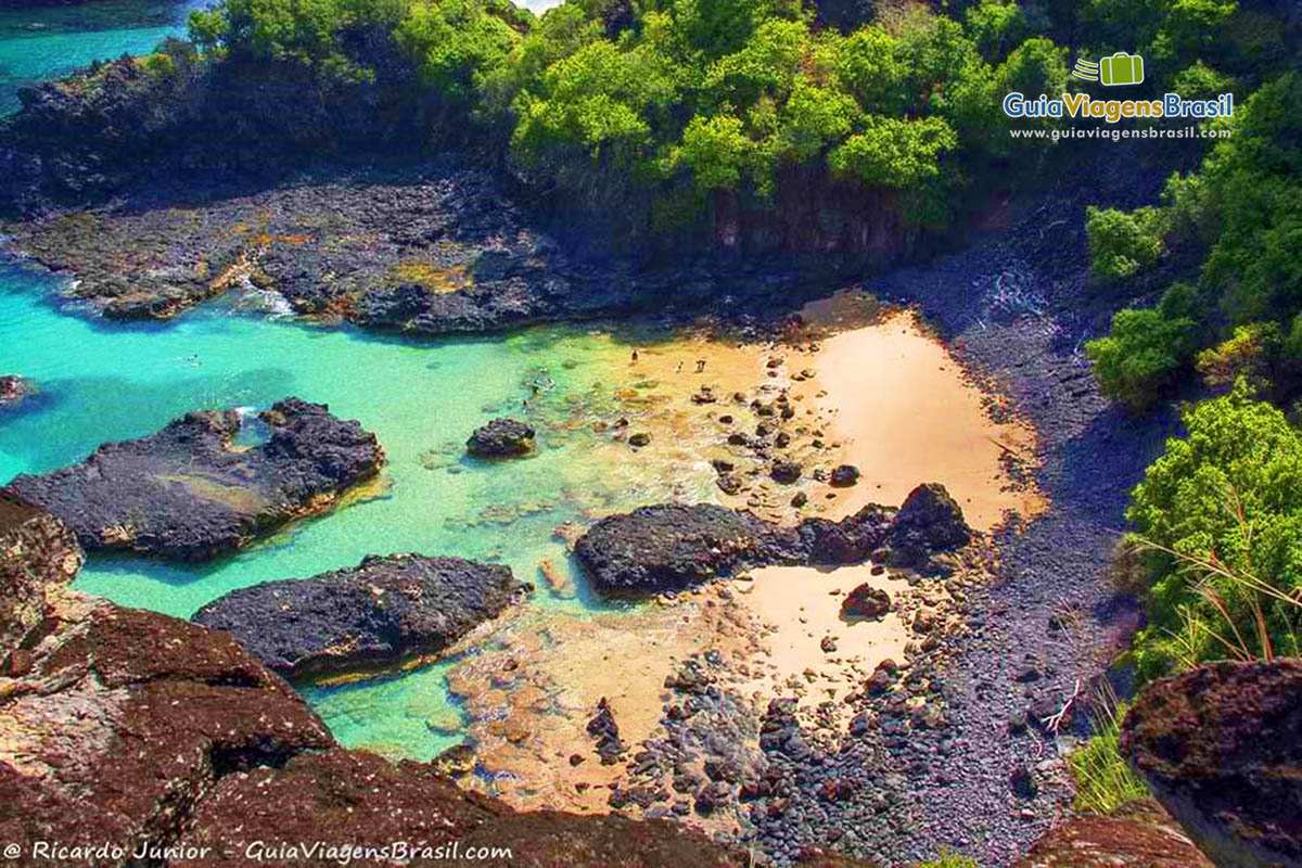 Imagem aérea da Praia da Baía dos Porcos, em Fernando de Noronha, Pernambuco, Brasil.