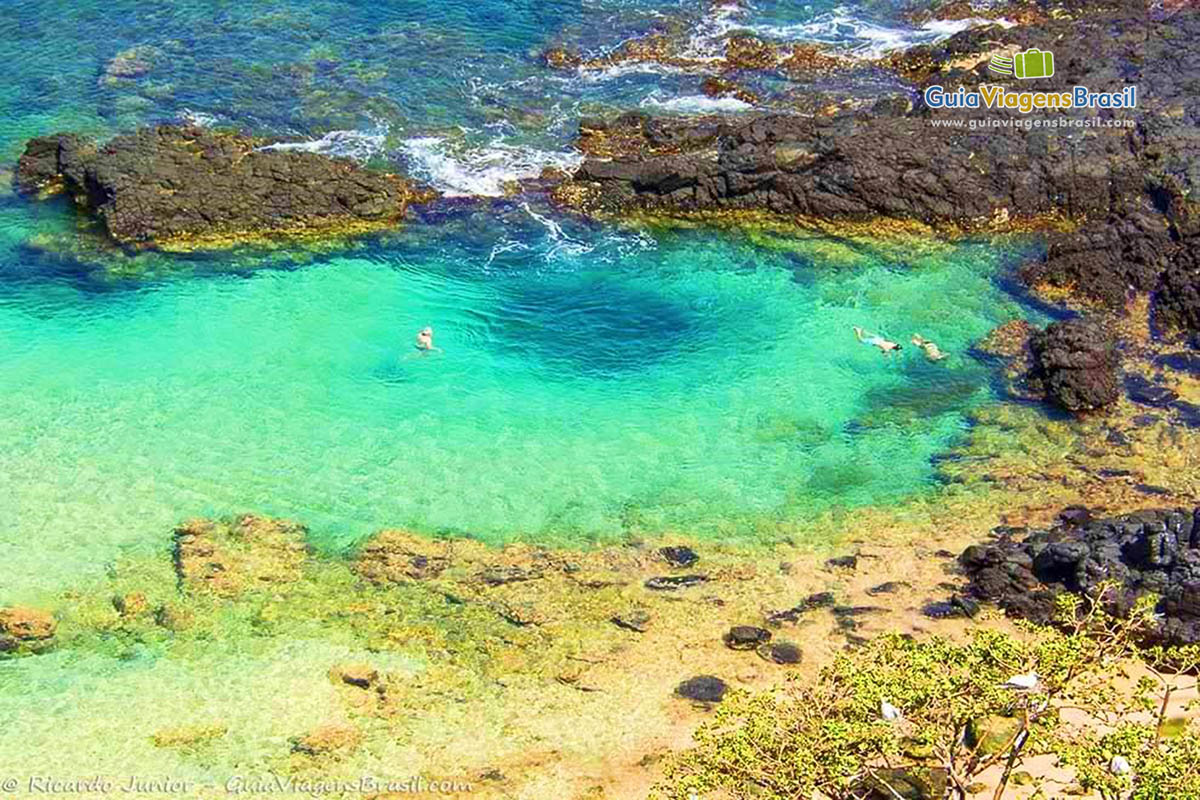 Imagem da piscina natural que se forma na Baía dos Porcos, em Fernando de Noronha, Pernambuco, Brasil.