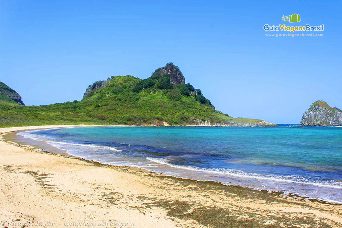 Imagem da belíssima praia da Baía Sueste, em Fernando de Noronha, Pernambuco, Brasil.