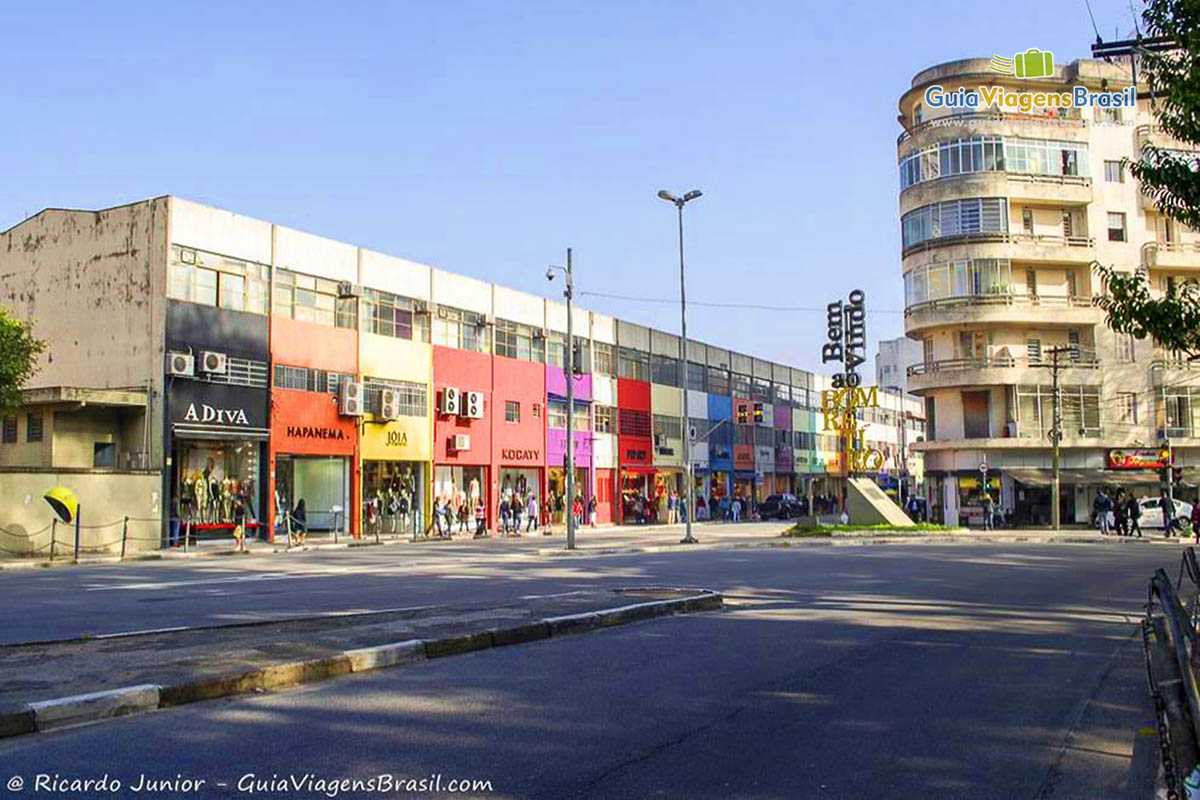 Imagem do começo da rua onde possui o comércio e placa com dizeres