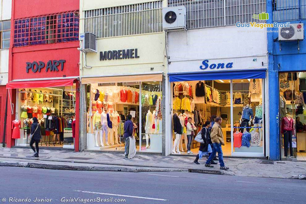 Imagem da faixada de algumas lojas do Bairro Bom Retiro. Este bairro é muito conhecido hoje pelo seu comércio e indústrias, em São Paulo, Brasil.