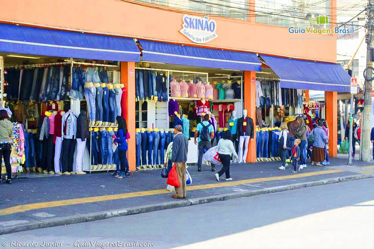 Imagem de turistas olhando roupas nas lojas do Brás, em São Paulo