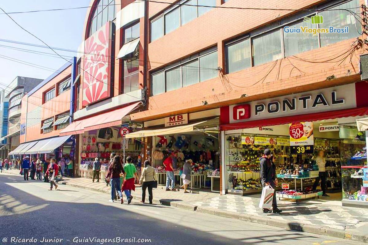 Imagem das lojas abertas, na rua do Brás, em São Paulo.