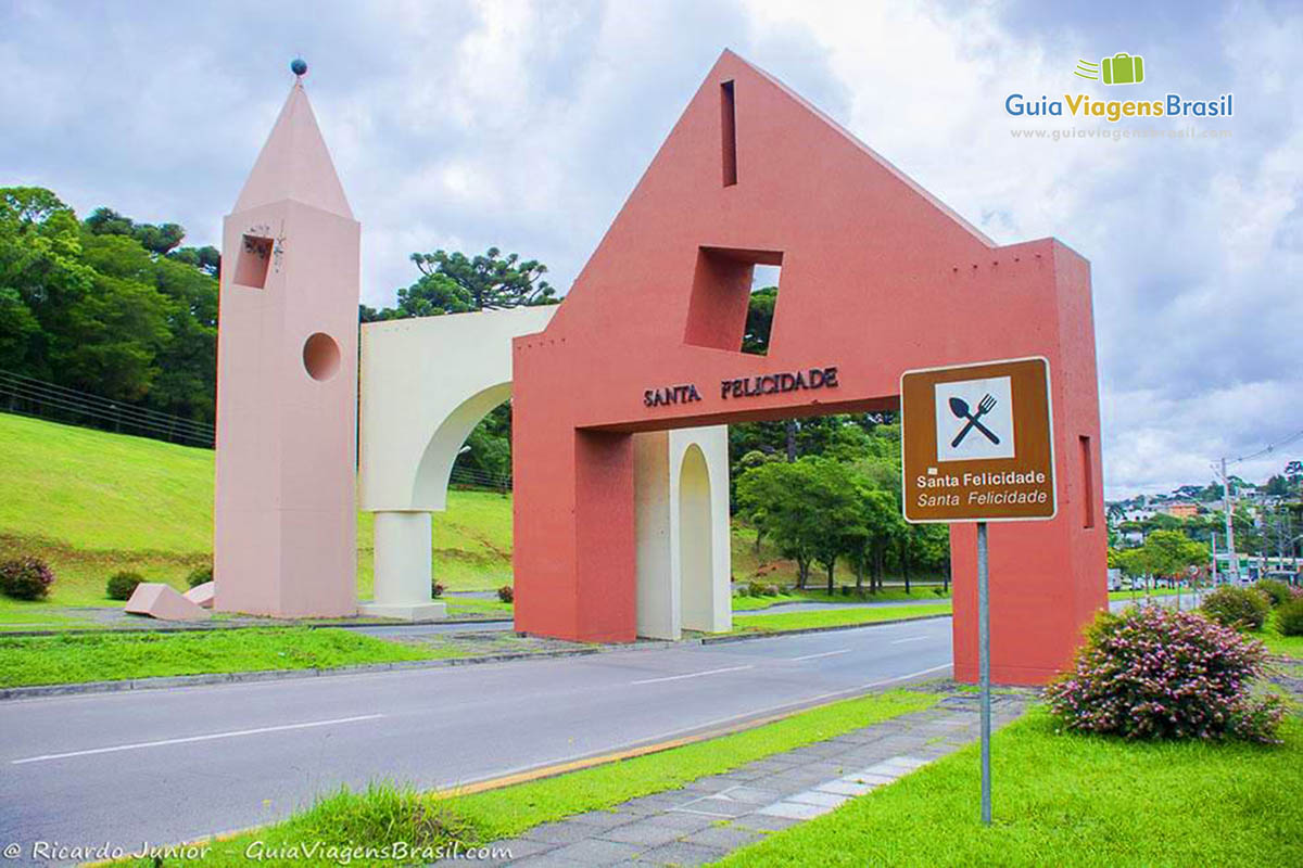 Imagem do Portal do Bairro de Santa Felicidade, onde possui vinículas e restaurantes típicos italianos, em Curitiba.