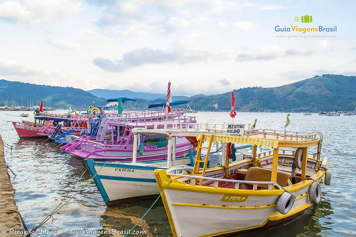 Imagem de barcos coloridos no cais de Paraty.