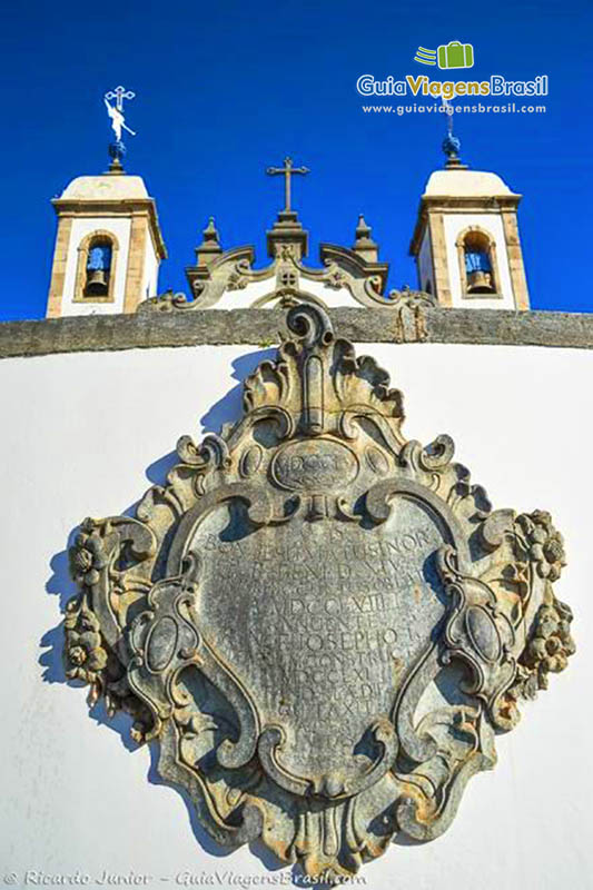 Imagem do brasão e está basílica e centro de peregrinação em Minas.