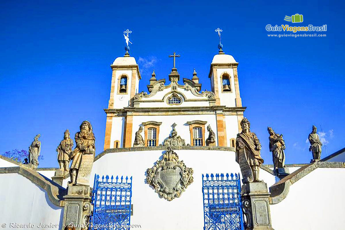 Imagem do portão, dos profetas e ao fundo a basílica.