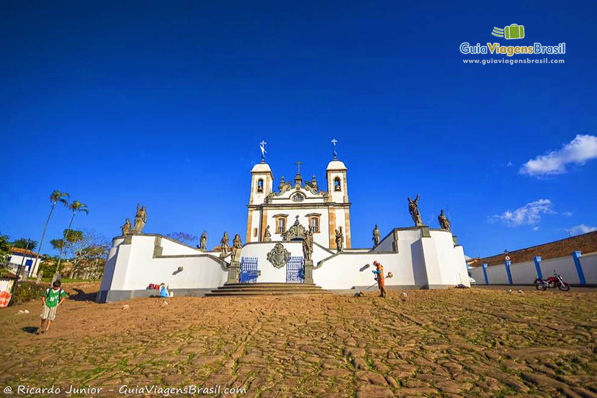 Imagem de toda fachada da bela basílica.