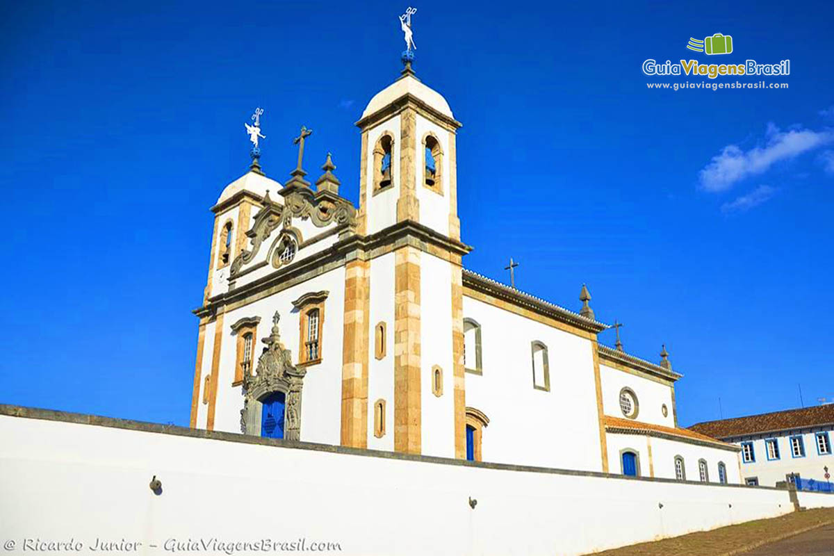 Imagem da lateral da basílica.