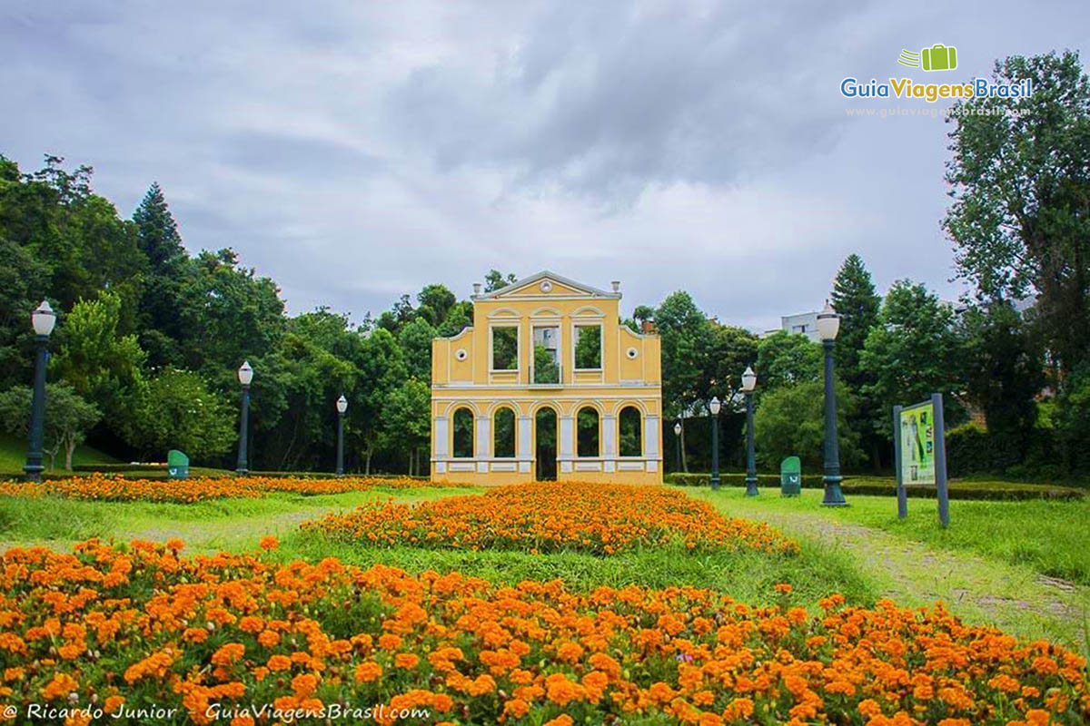 Imagem do belo jardim na frente do Portal Alemão, em Curitba, PR.