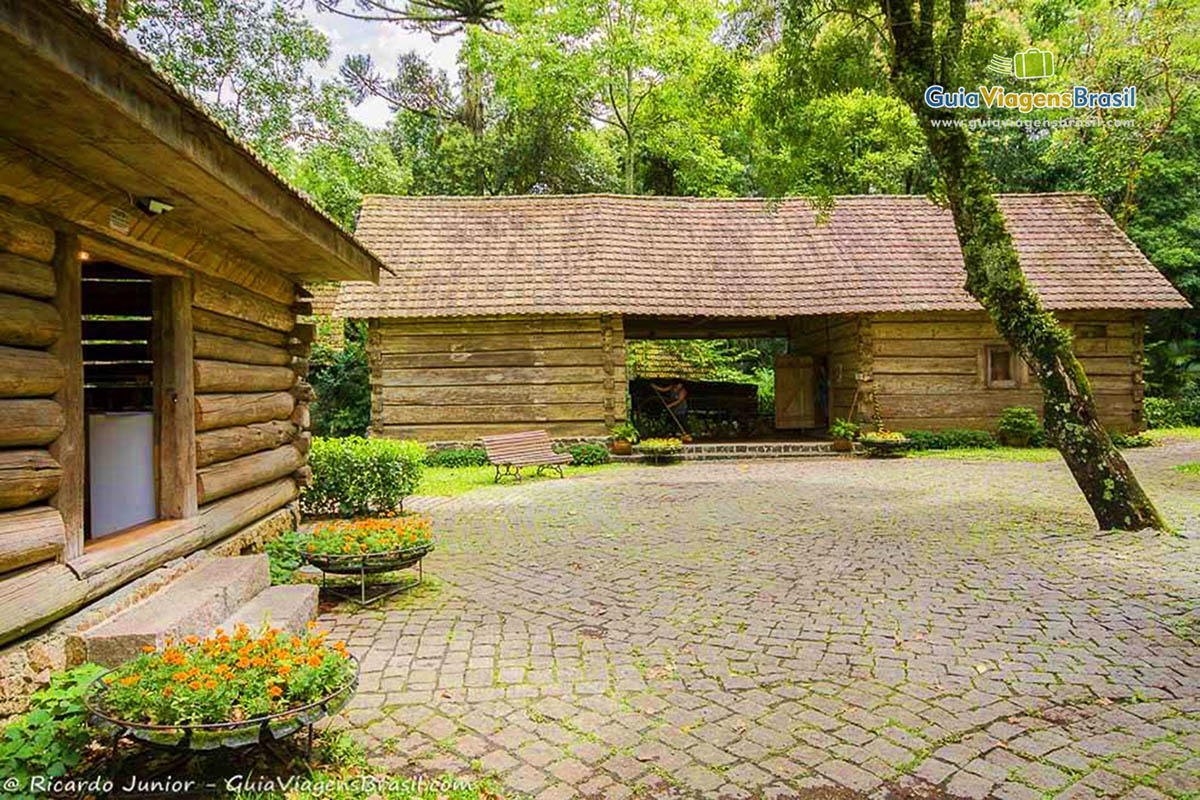 Imagem das casas polonesas, foram construídas sete casas para os visitantes admirarem, em Curitiba.